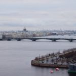 Vue étendue sur le fleuve Saint Petersbourg, la Neva, et ses ponts reliant la skyline de la ville
