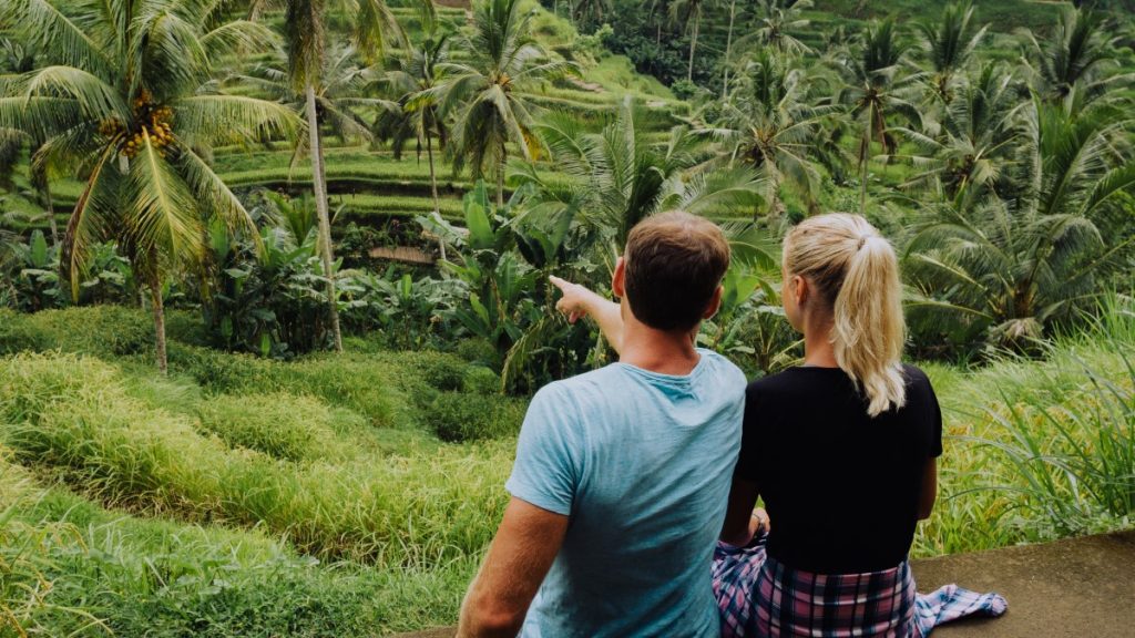 Guide francophone Bali accompagnant des voyageurs dans les rizières en terrasse pour une découverte authentique de l’île