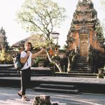 Guide francophone Bali présentant le temple d’Ubud aux voyageurs pour une immersion culturelle authentique