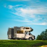 Petit camping-car 2 personnes occasion stationné dans la nature, idéal pour voyager à deux