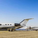 Jets privés électriques sur une piste de décollage, symboles de l’aviation durable de demain